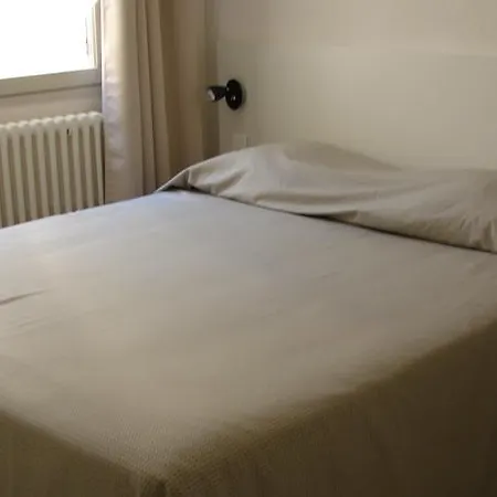 Hotel De Paris Et Des Voyageurs 2*